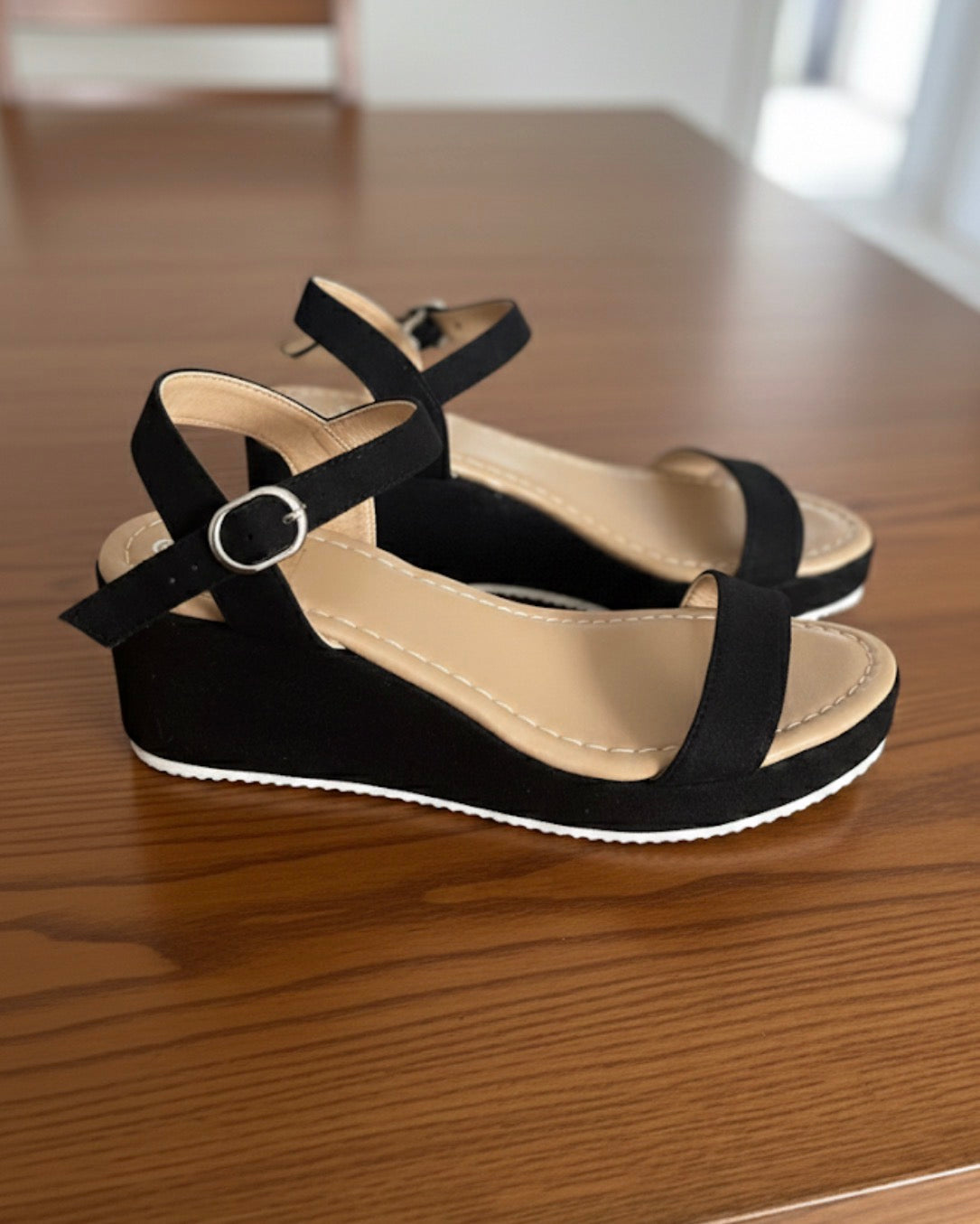Sandales Compensées Daim Noir & Semelle Contrastée