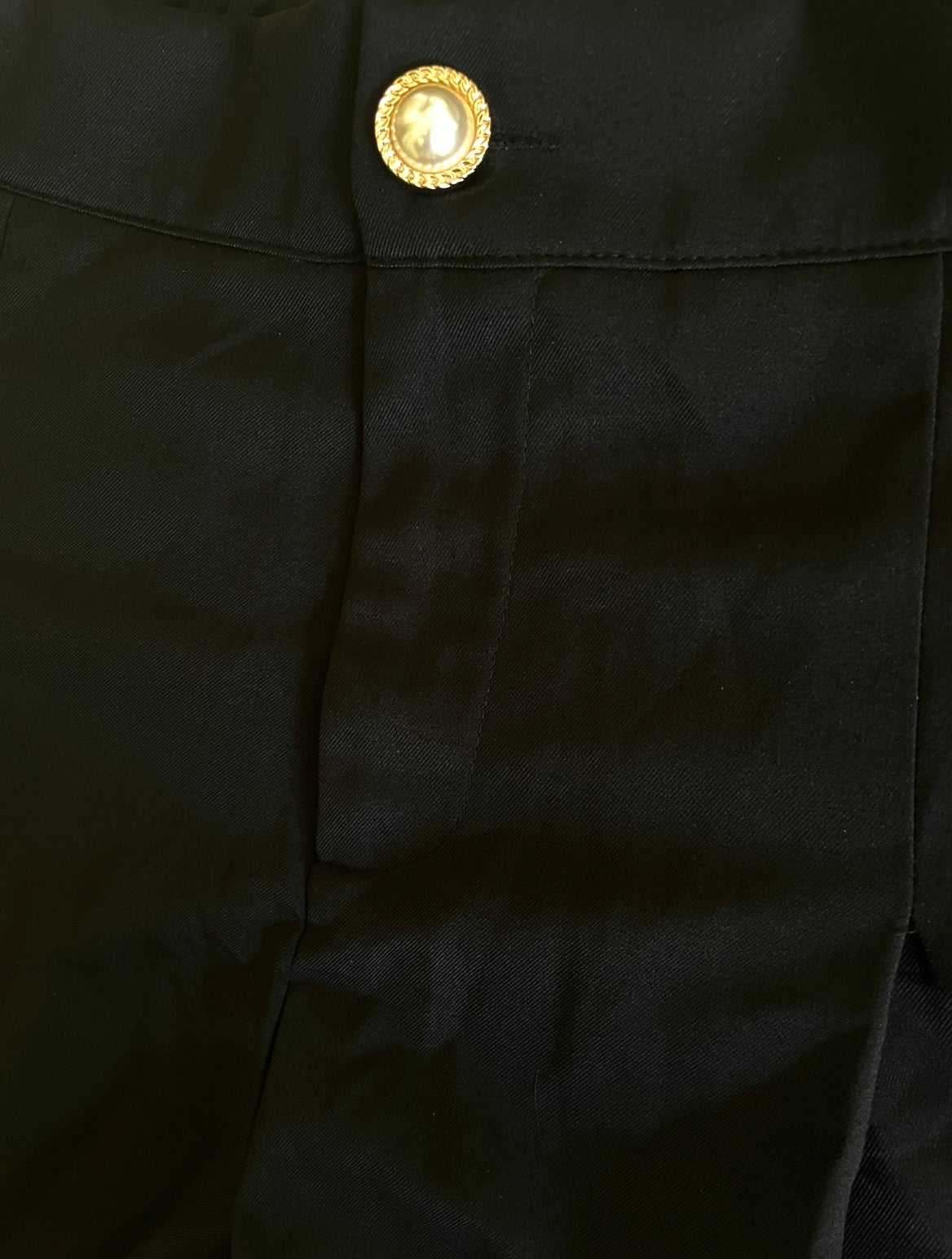 Short-jupe fluide noir avec bouton perle
