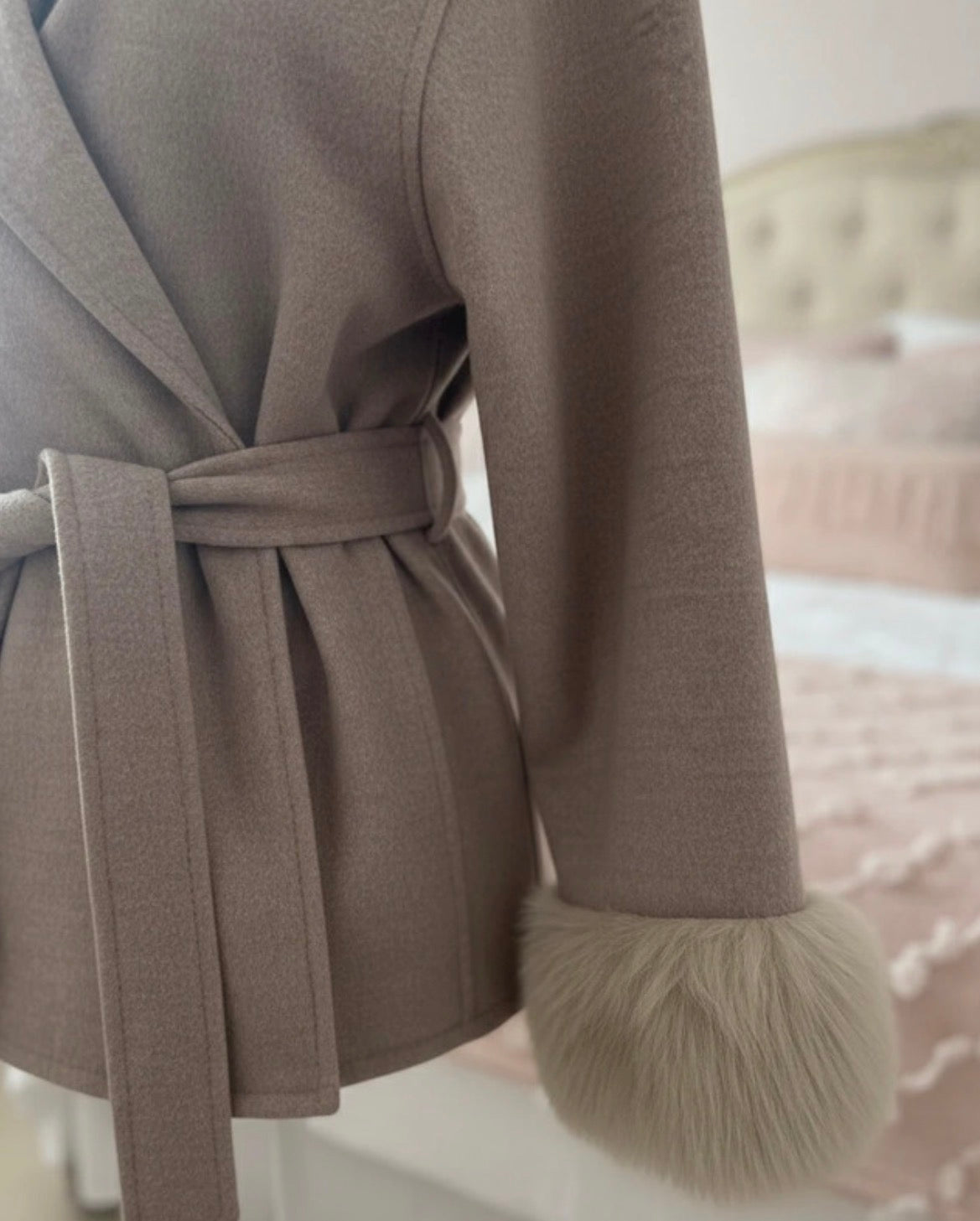 Veste Courte Ceinturée Chic – Beige Chiné & Fausse Fourrure