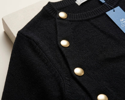 Pull Noir Élégant avec Boutons Dorés CUPHE