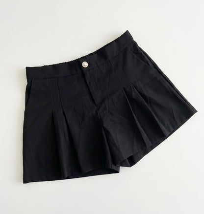 Short-jupe fluide noir avec bouton perle