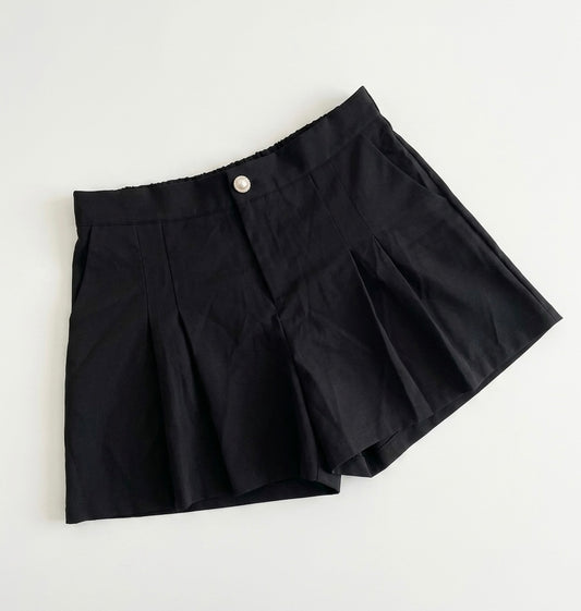Short-jupe fluide noir avec bouton perle