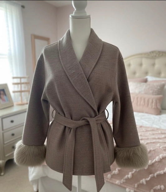 Veste Courte Ceinturée Chic – Beige Chiné & Fausse Fourrure