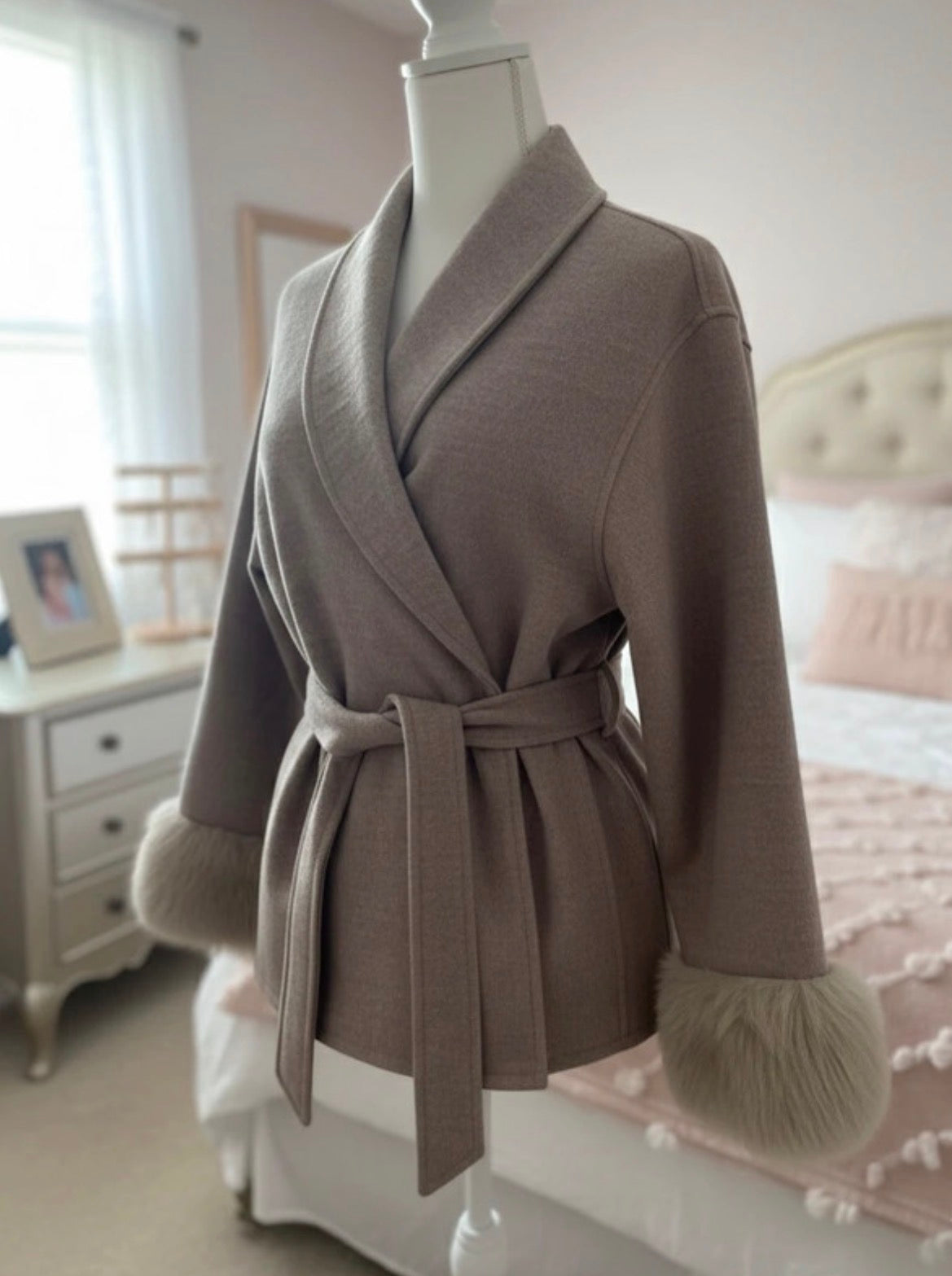 Veste Courte Ceinturée Chic – Beige Chiné & Fausse Fourrure