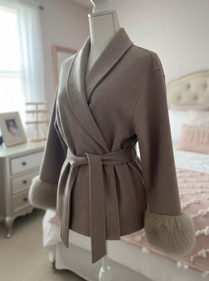 Veste Courte Ceinturée Chic – Beige Chiné & Fausse Fourrure