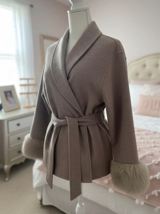 Veste Courte Ceinturée Chic – Beige Chiné & Fausse Fourrure